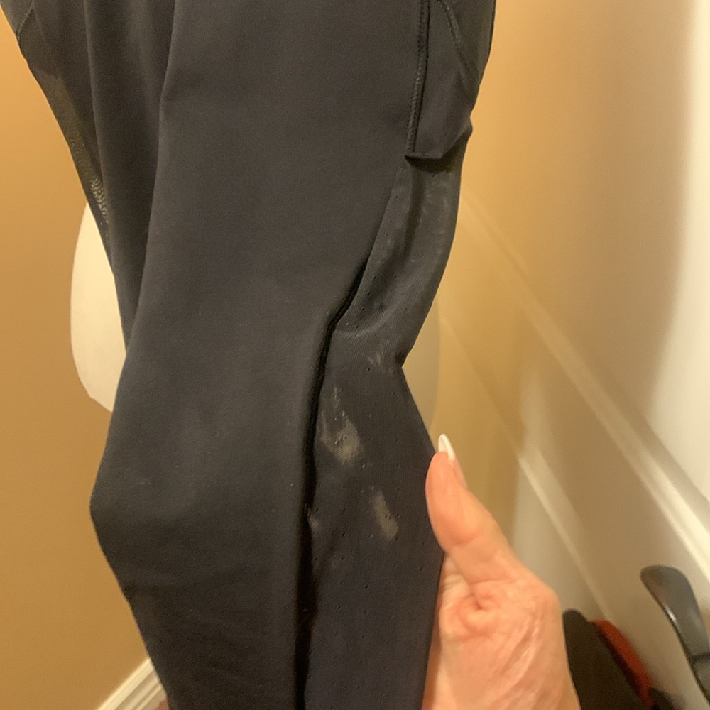 Size 4 Lulu Lemon full length leggings EUC BLK WITH MESH LEG INSERTS 2 pockets😀 - Picture 3 of 10